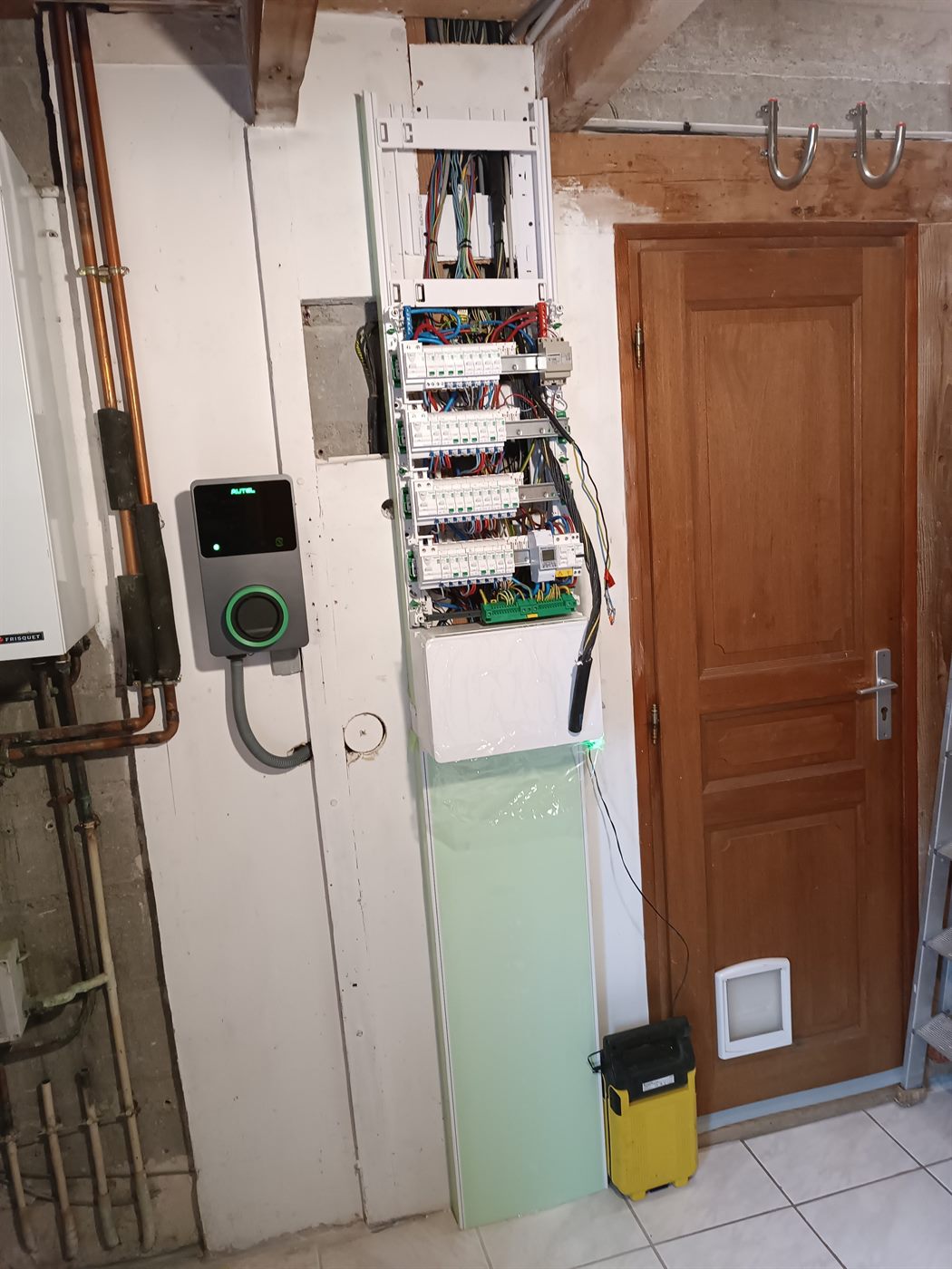 Tableau electrique et borne de recharge installes